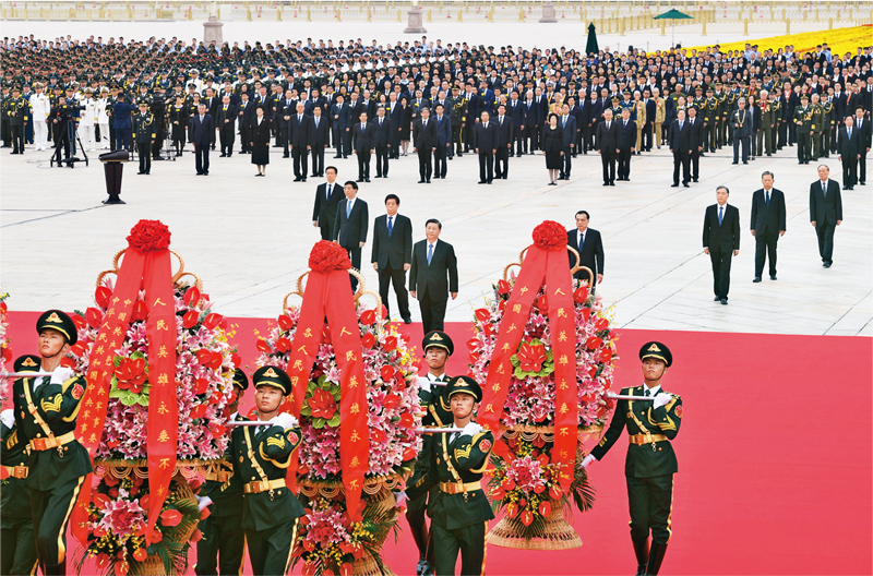 2021年9月30日上午，黨和國家領(lǐng)導人習近平、李克強、栗戰(zhàn)書、汪洋、王滬寧、趙樂際、韓正、王岐山等來到北京天安門廣場，出席烈士紀念日向人民英雄敬獻花籃儀式。 新華社記者 張領(lǐng)/攝