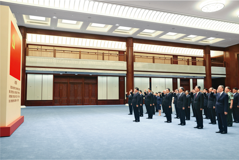 2021年6月18日，黨和國家領(lǐng)導人習近平、李克強、栗戰(zhàn)書、汪洋、王滬寧、趙樂際、韓正、王岐山等在中國共產(chǎn)黨歷史展覽館參觀“‘不忘初心、牢記使命’中國共產(chǎn)黨歷史展覽”。這是參觀結(jié)束后，習近平帶領(lǐng)黨員領(lǐng)導同志一起重溫入黨誓詞。 新華社記者 鞠鵬/攝