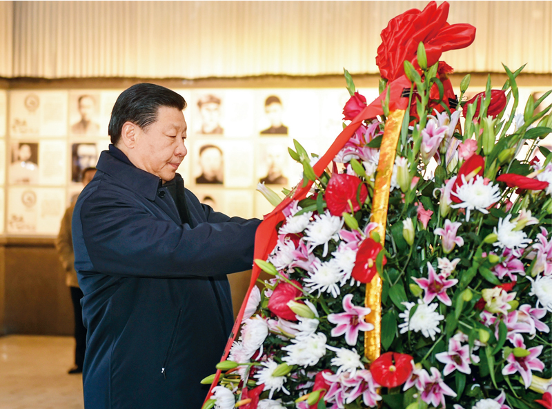 2016年2月1日至3日，中共中央總書記、國家主席、中央軍委主席習近平來到江西，看望慰問廣大干部群眾和駐贛部隊。這是2月2日，習近平在井岡山革命烈士陵園向革命烈士敬獻花籃。 新華社記者 謝環(huán)馳/攝
