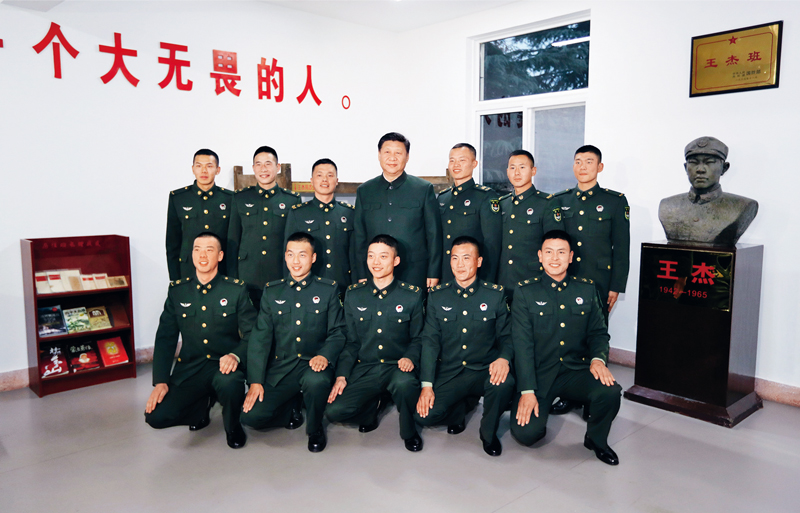2017年12月13日，中共中央總書記、國家主席、中央軍委主席習近平到第71集團軍視察。這是習近平同“王杰班”戰(zhàn)士合影。 新華社記者 李剛/攝