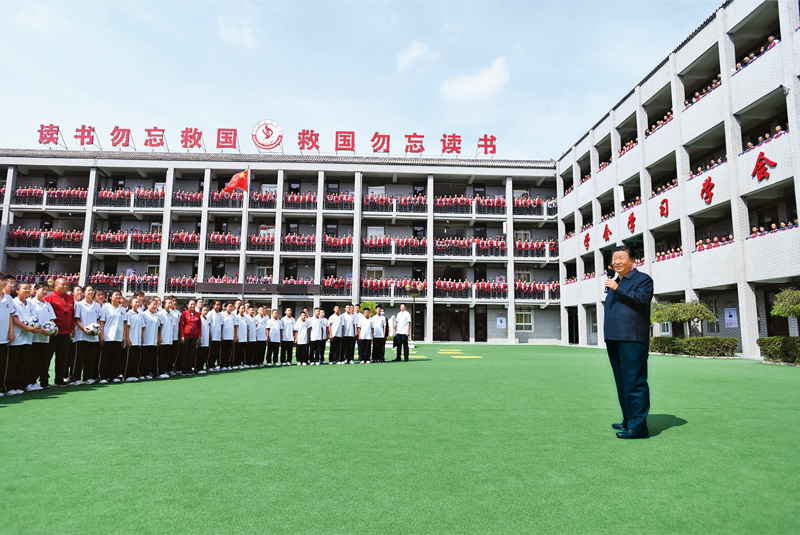 2021年9月13日至14日，中共中央總書記、國家主席、中央軍委主席習近平在陜西省榆林市考察。這是14日上午，習近平在綏德實驗中學考察時，同師生親切交流。 新華社記者 謝環(huán)馳/攝
